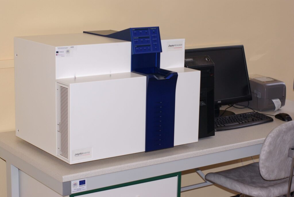 Čítačka mikroplatní ZeptoReader pre fluorescenčnú a luminiscenčnú spektroskopiu