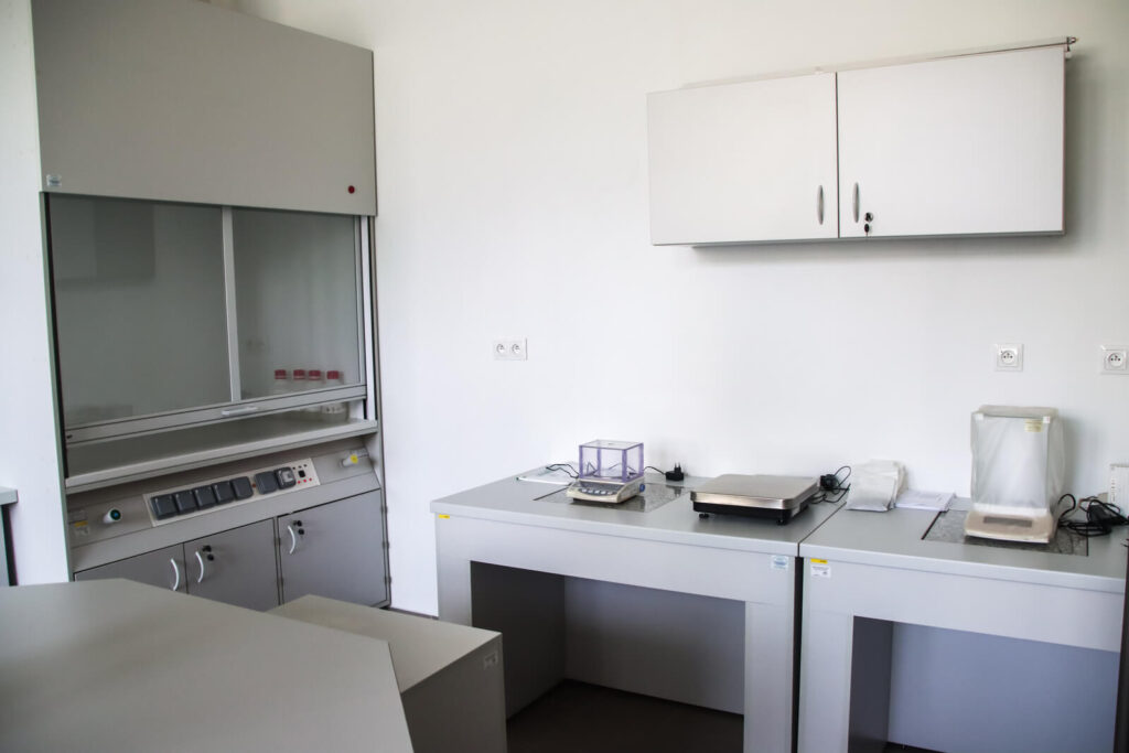 Interiér laboratória so vstavaným digestorom