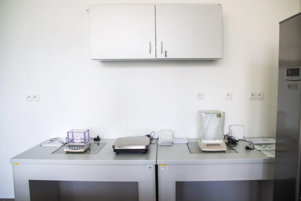 Laboratórne váhy prenosné presné, priemyslové, analytické