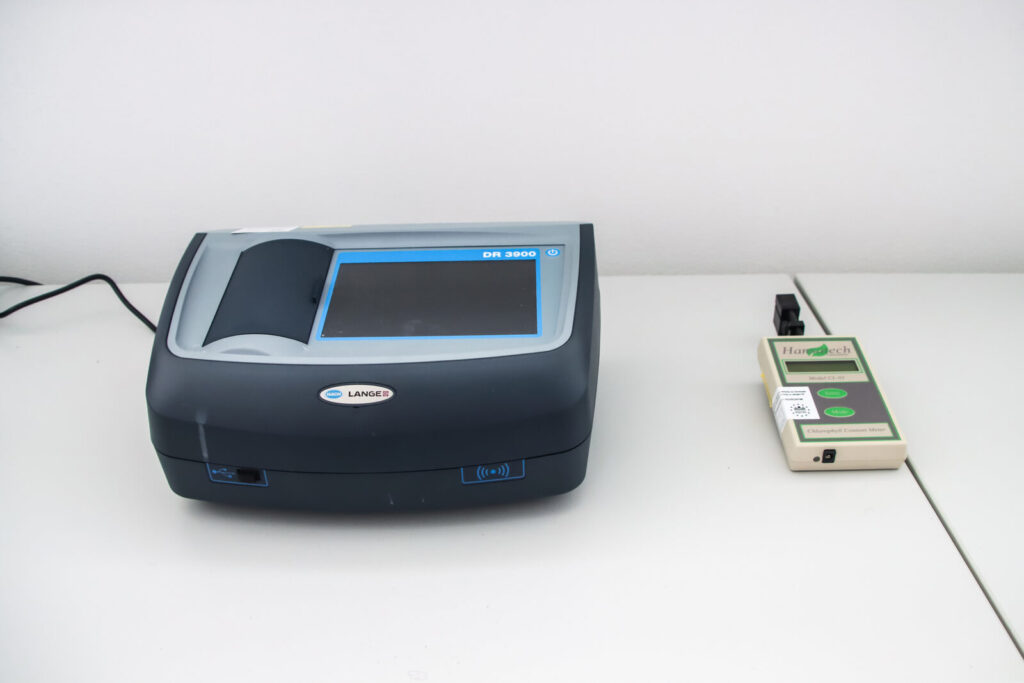 Spektrofotometer a prenosný chlorofylmeter